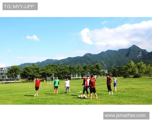 从草地少年到绿茵巨星 足球球员童年照见证成长与梦想的起点