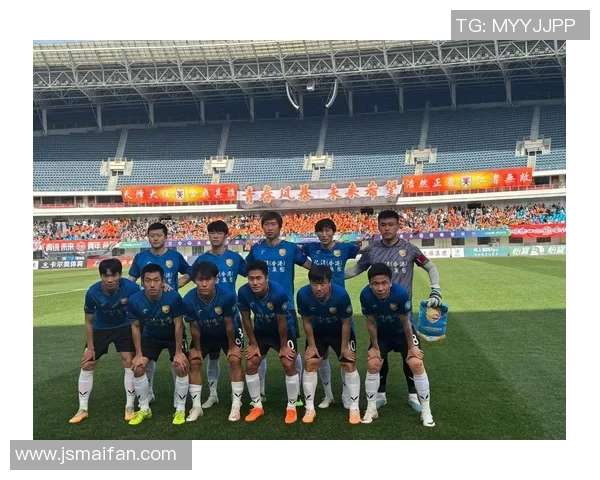 足球巨星亲临现场激情观赛引发全场球迷热烈互动与无限期待