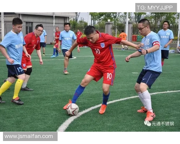 聚焦绿茵巨星瞬间展现足球球星独特风采与激情