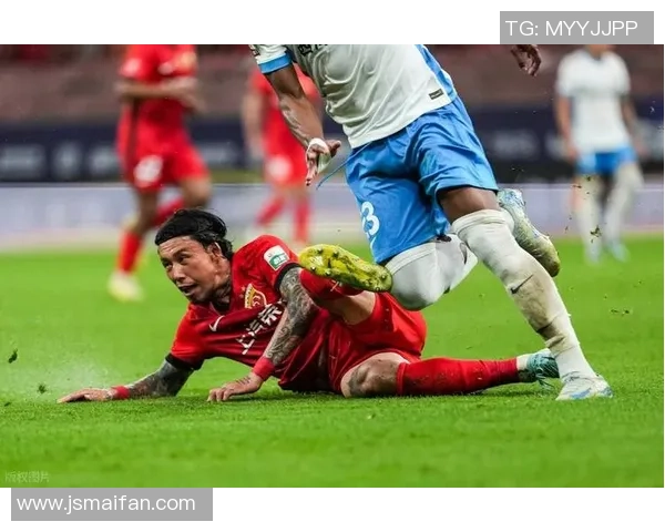 足球后场球星崛起：重新定义防守与进攻之间的完美平衡